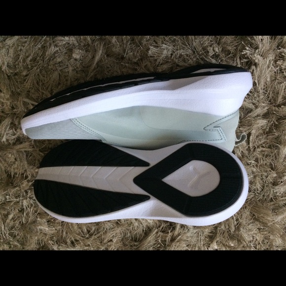 🛑SOLD🛑 Puma Sneakers - Picture 5 of 6